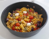 Foto del paso 7 de la receta: Pasta caprese con olivas kalamata