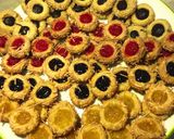 Foto langkah ke 5 dari resep Thumbprint Cookies 🧈🥚🍓.