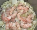 Foto del paso 3 de la receta Guiso de calamar y gambones, con patatas, cebolla y guisantes