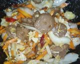 Foto langkah ke 4 dari resep Oseng Wortel Kol Telor Bakso simple (WKTB).