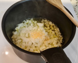 Foto del paso 2 de la receta: Patatas guisadas con salchichas frescas y setas shiitake