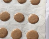 Foto langkah ke 12 dari resep Macaron - Red Velvet ft Tiramisu.