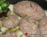 A picture of step 4 of Mini meatloaves with potatoes in the oven.