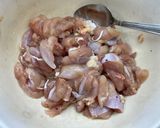 Hình bước làm 1 của món Chinese : Đùi gà lóc xương xào