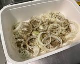 Une image de l'étape 3 de Oignons croustillants marinés épicés grillés.