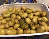 Une image de l'étape 3 de Pommes grenailles rôties à l'ail aux épices et aux herbes.