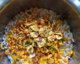 A picture of step 2 of BOMBAY MIX BHELPURI.