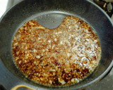 Foto langkah ke 5 dari resep Salmon steak with shoyu garlic sauce flavor.