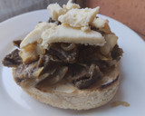 Foto del paso 7 de la receta: Sándwich de carne🥩, cebolla🧀caramelizada🌰 y queso🥯