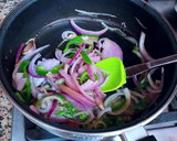 Foto del paso 5 de la receta: Pollo estofado al curry japonés casero con cebollitas dulces