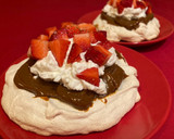 Foto del paso 8 de la receta: Pavlova de almendras, dulce de leche, nata y fresas