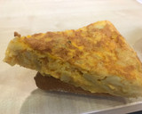 Foto del paso 7 de la receta: Bocadillo de tortilla de patatas y cebolla