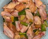 Foto langkah ke 2 dari resep Sayap ayam goreng garlic dengan kentang.