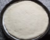 Foto del paso 6 de la receta: Pizza de muzzarella con morrón verde y aceitunas negras