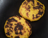 Foto del paso 6 de la receta: Arepas de plátano maduro con "queso" y huevo frito🍳