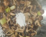 Foto del paso 4 de la receta Espaguetis de ajo y guindilla con salsa de champiñones y crujiente de calabacín