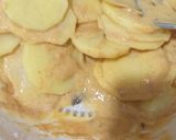 A picture of step 3 of Aloo ke pakory with green chutney.