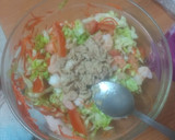 Foto del paso 2 de la receta: Cuenco de ensalada de langostinos y atún con salsa rosa rápida