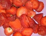 Foto langkah ke 1 dari resep Korean Fresh Strawberry Milk.