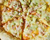 Foto langkah ke 5 dari resep Pizza sosis keju mozzarella dengan roti yang empuk.