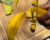 Foto del paso 2 de la receta: Tacos de langostinos marinados y pico de gallo con mango