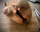 Foto del paso 1 de la receta: Pollo con piñones —estilo mi iaia Paquita, que llamaba: Pollo rustido—
