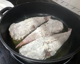 Foto del paso 3 de la receta: Rape en salsa con gambones y patata panadera