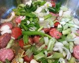 Une image de l'étape 1 de Soupe au chou blanc et à la saucisse fumée.