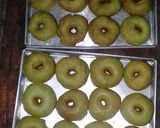 Foto langkah ke 4 dari resep Donat Karamel Pandan.