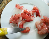 Foto del paso 1 de la receta: Carpaccio de gamba roja con grana padano y salsa de soja