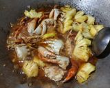 Foto langkah ke 3 dari resep Kepiting Saus Nanas.