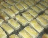 Foto langkah ke 3 dari resep Kaasstengels Roti tawar.