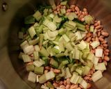 Foto del paso 2 de la receta Alubias pintas, con acelgas y salchichas frescas