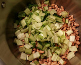 Foto del paso 2 de la receta: Alubias pintas, con acelgas y salchichas frescas