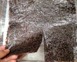 Hình bước làm 4 của món Cơm cuộn rong biển kiểu mới topping vetula