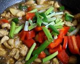 Foto langkah ke 5 dari resep Ayam teriyaki paprika.