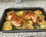 Foto del paso 7 de la receta: Muslos de pollo al horno con una cama de papas y cebolla