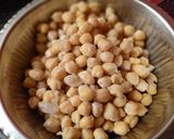 A picture of step 1 of Chhola bhatura.