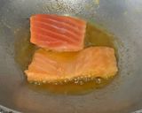 Foto langkah ke 4 dari resep Salmon Goreng Mentega.
