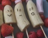 Foto del paso 1 de la receta: Plátanos navideños con fresas frambuesas y nubes