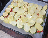 Foto del paso 5 de la receta: Muslitos de pollo sobre cama de papas y verduras al horno