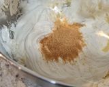 Foto del paso 4 de la receta: Cheesecake de dulce de leche con base de galletas y nueces