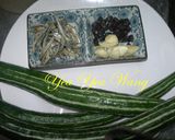 A picture of step 1 of Stir-Fried Snake Gourd with Dried Fish.