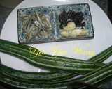 A picture of step 1 of Stir-Fried Snake Gourd with Dried Fish.