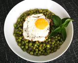 Foto del paso 5 de la receta: Guisantes de la huerta en salsa a la menta y huevo frío 🥚