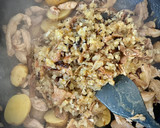 Foto del paso 5 de la receta: Pularda en salsa de setas y sabor Cookpad con patatas baby