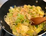 A picture of step 2 of Pan fry instant noodles with vegetables.