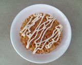 Hình bước làm 4 của món Burger mì gói gà sốt teriyaki
