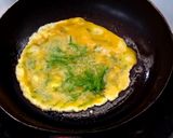รูปขั้นตอนการทำที่ 4 ของ ซูชิข้าวผัดน้ำพริกไข่ชะอม