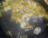 Foto del paso 5 de la receta: Pez espada en salsa picante verde con champiñones y gamba